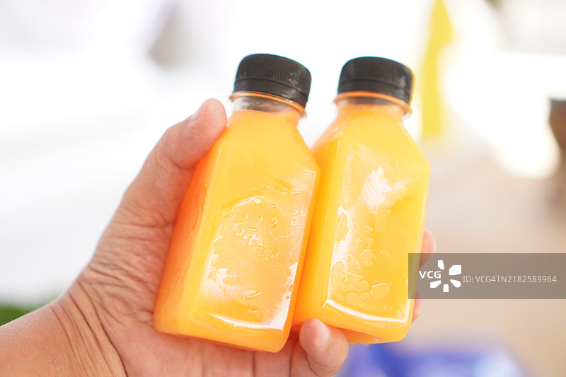 透明塑料瓶中的橙汁图片素材