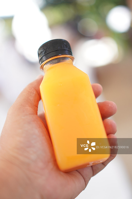 透明塑料瓶中的橙汁图片素材