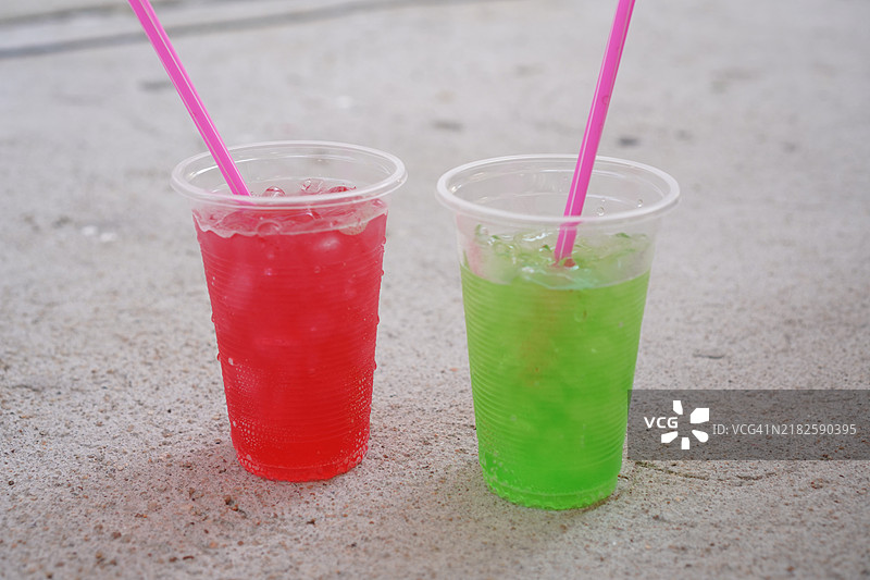 冰镇红绿汽水在塑料杯中图片素材