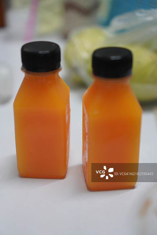 透明塑料瓶中的橙汁图片素材