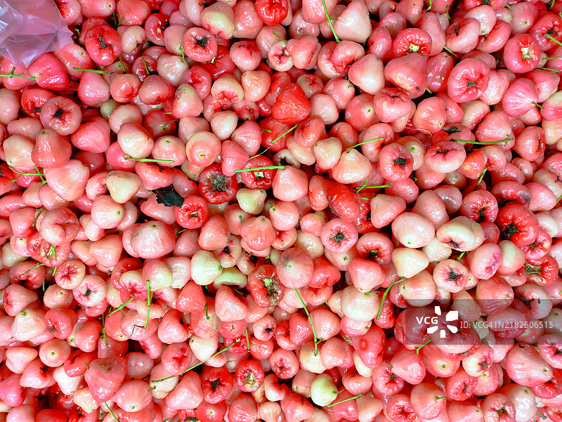 在坦格朗市的Anyar市场出售一堆粉红色水苹果图片素材