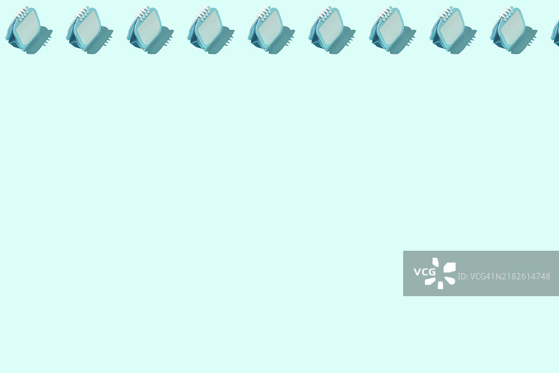 青色背景上的青色活页夹日历记事本的图案。截止日期、日期、笔记、周、年、年鉴、设计、图案和创意的概念。图片素材