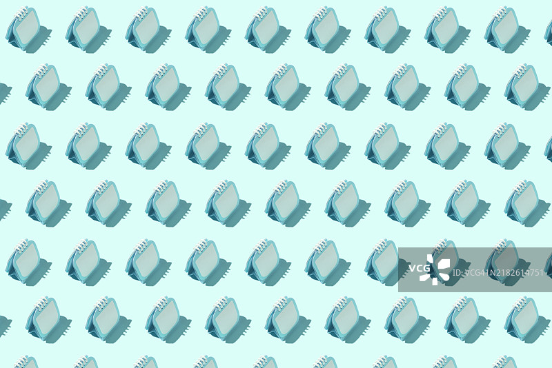 青色背景上的青色活页夹日历记事本图案。截止日期、日期、笔记、周、年、年鉴、设计、图案和创意的概念。图片素材