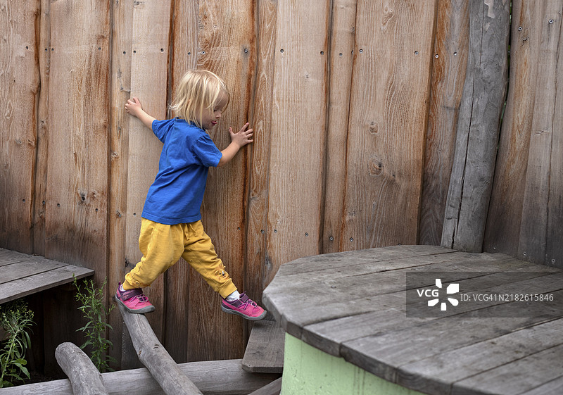 三岁的小女孩，金发，平衡，体操，玩耍，冒险游乐场，游乐场，斯图加特，巴登-符腾堡，德国，欧洲图片素材