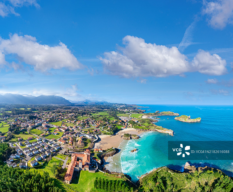 西班牙阿斯图里亚斯的塞洛里奥村庄天际线和海滩的航拍视图图片素材