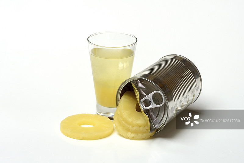 菠萝圈和菠萝汁与罐装菠萝图片素材