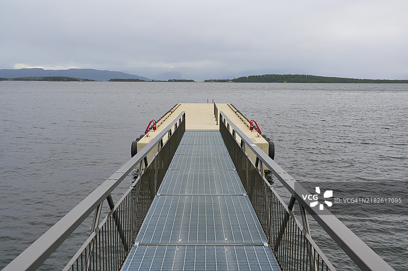 宁静的峡湾风景，峡湾中的船码头，挪威罗姆斯达尔的莫尔德，欧洲图片素材