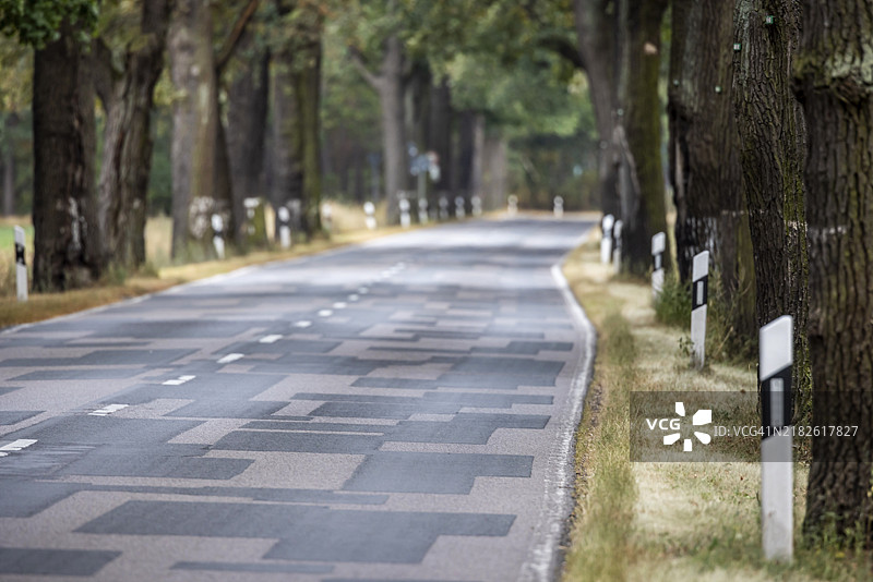 典型的乡村道路，路面经过多次修补，像一块拼布被，位于德国布兰登堡州米特尔马克的戈尔佐。图片素材