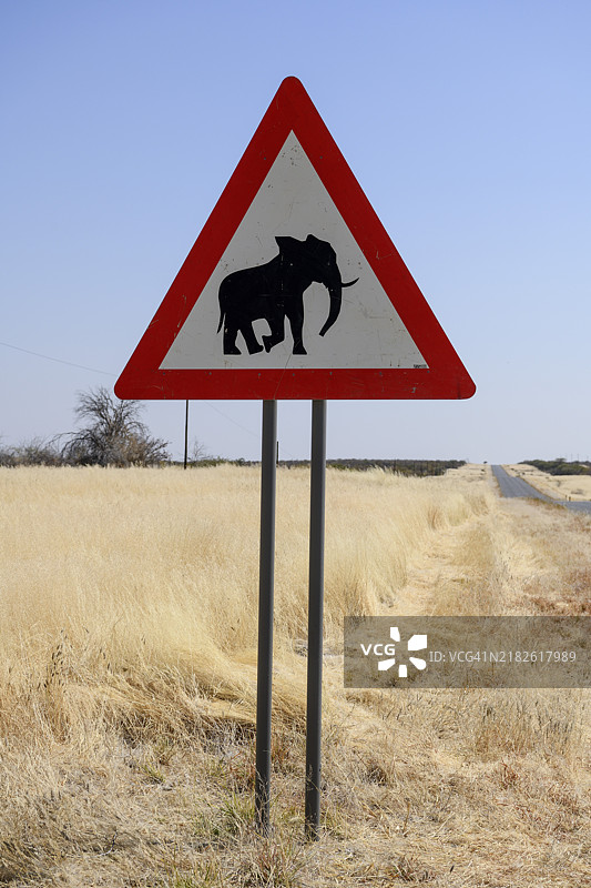 注意大象的标志，位于纳米比亚库内内地区达马拉兰德的科里克萨斯附近图片素材