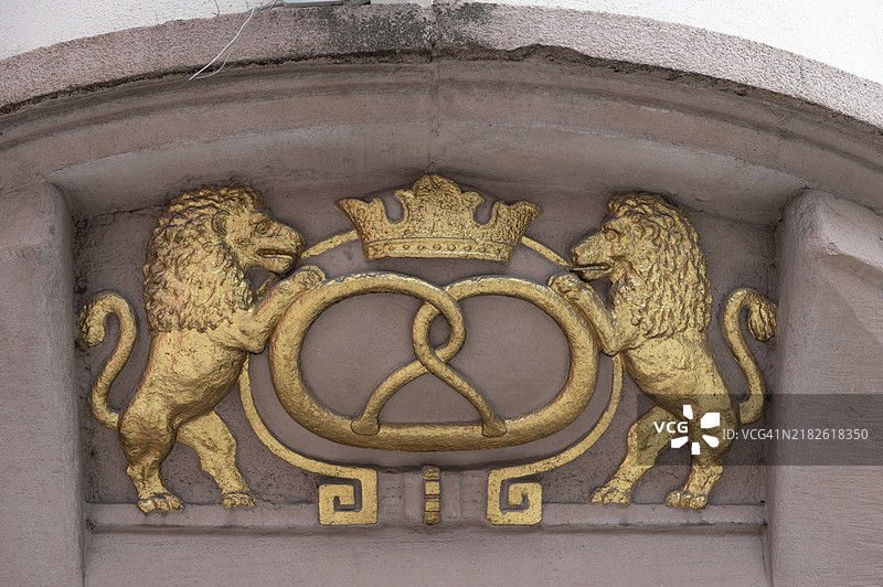 带皇冠的面包店标志，德国巴登-符腾堡州维林根-施温宁根，欧洲图片素材