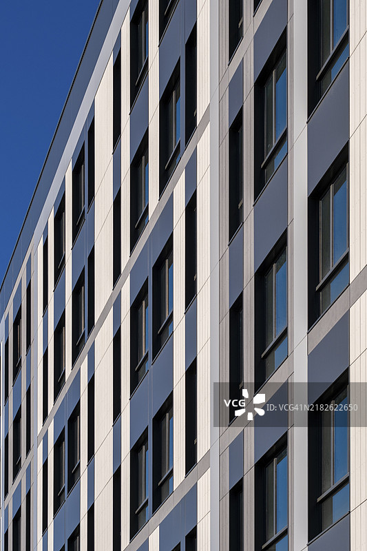 马德里城市现代公寓大楼外立面的细节图片素材