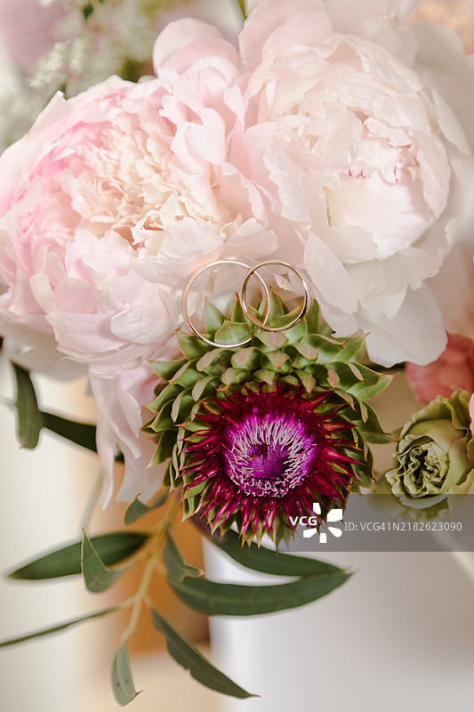 婚礼当天的花束和戒指图片素材
