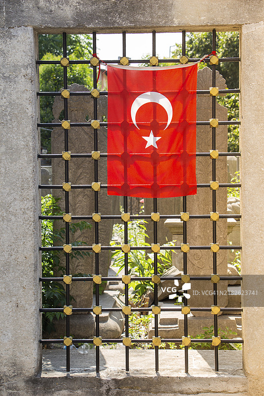 土耳其国旗，白色星月在视野中。图片素材