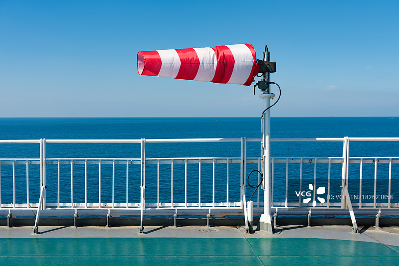海洋与天空中的风向标图片素材