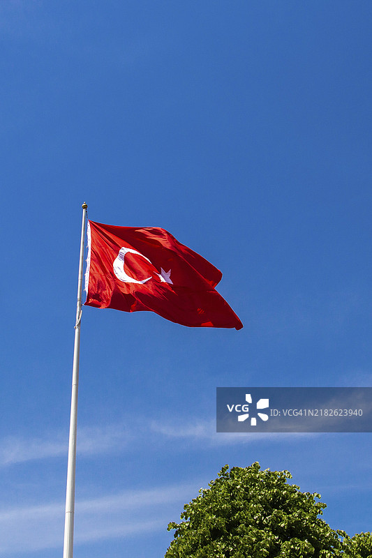 土耳其国旗，白色星月在天空中图片素材