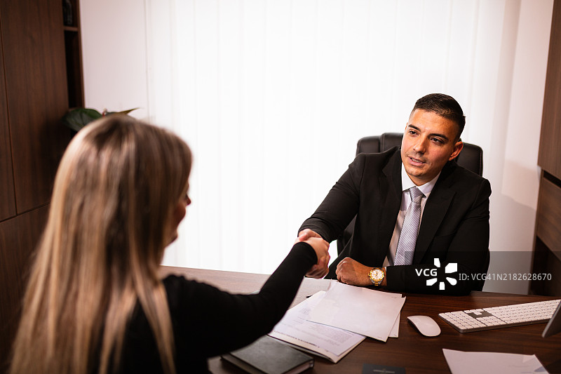 律师与客户达成协议图片素材
