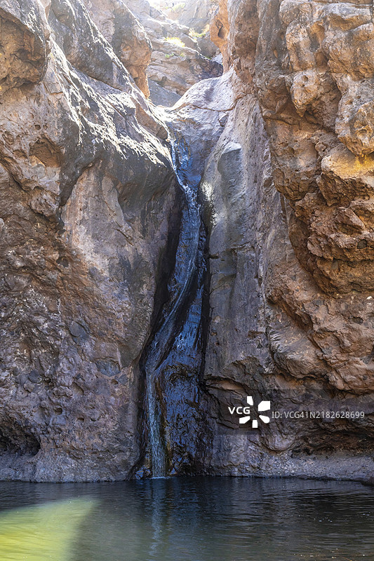 美丽的瀑布位于大加那利岛阿盖特的查尔科阿祖尔图片素材