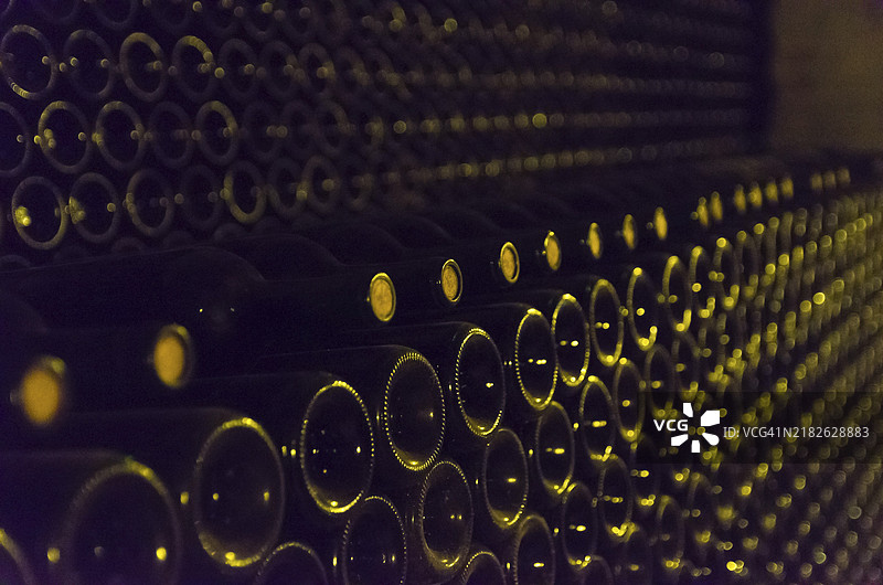 在地下酒窖中储存的葡萄酒瓶以供陈酿图片素材