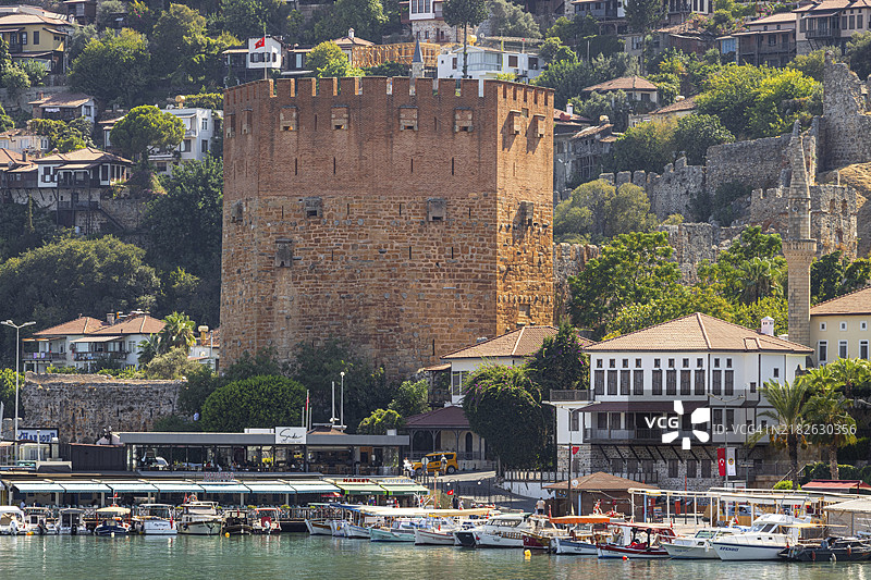 阿拉尼亚红塔是土耳其城市阿拉尼亚的地标，也是一个旅游景点。它建于13世纪，旨在保护阿拉尼亚的港口和造船厂免受海上攻击。图片素材