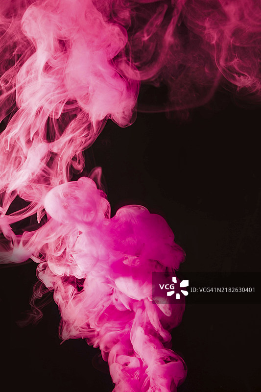 粉色浓烟与黑色背景图片素材