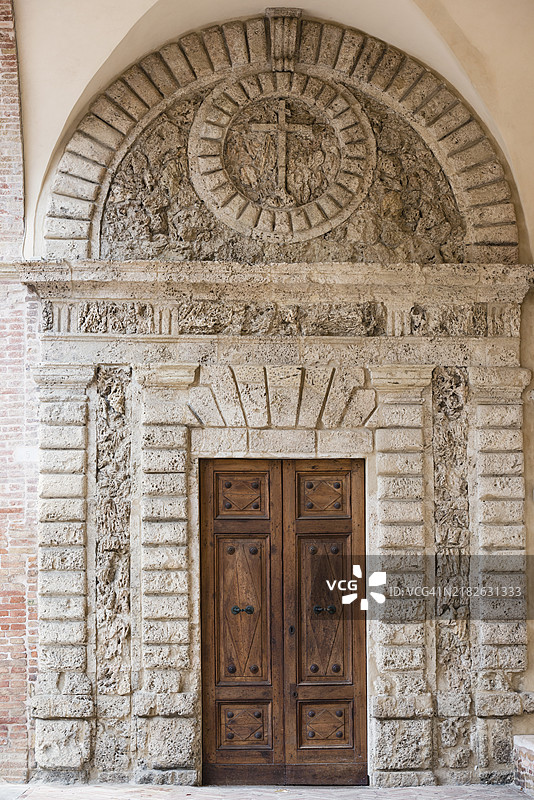 意大利乌尔比诺大教堂的侧入口门图片素材