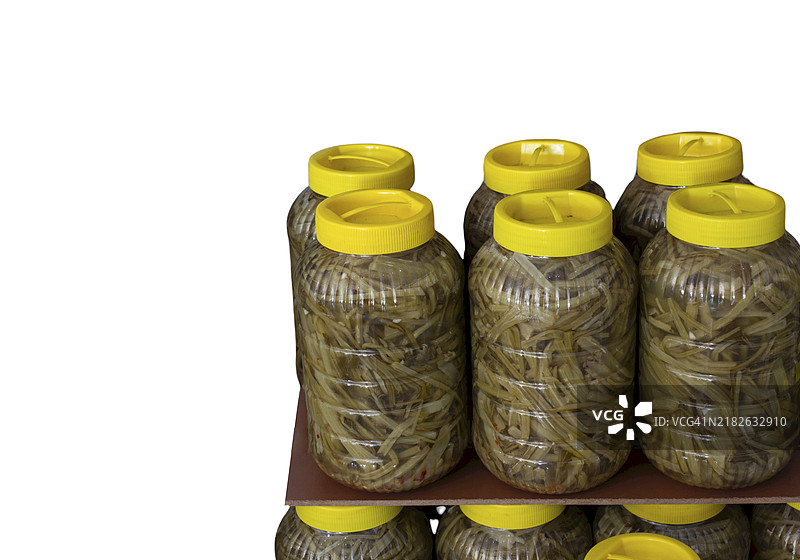 塑料瓶装腌制蔬菜。塑料瓶中的罐头食品。杂货店的保鲜容器。图片素材