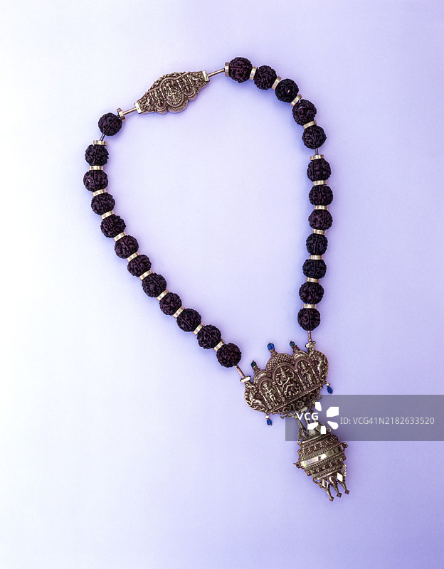 纳图科泰切提亚尔传统珠宝，称为高维桑甘，已有100年历史，位于印度泰米尔纳德邦，亚洲。高维桑甘或凯瓦杜，装饰精美。在切提亚尔商人赤裸上身、仅以神圣标记装饰的时代。图片素材