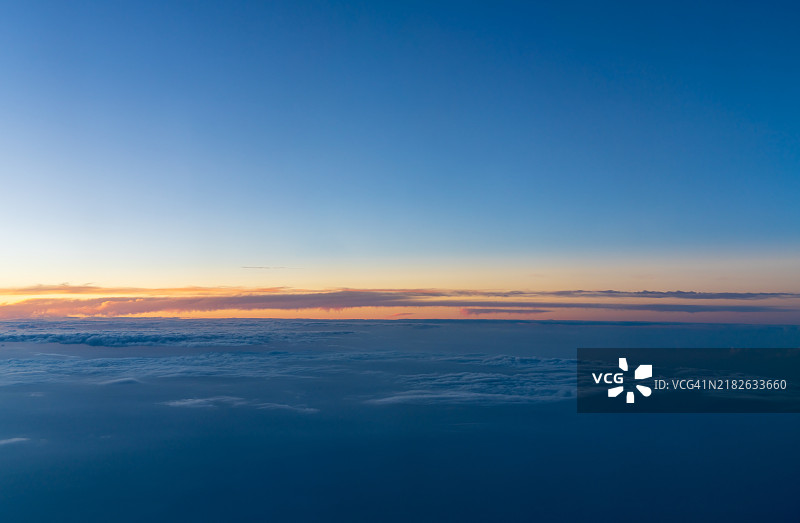 壮丽的日落映照在云海之上 - 令人惊叹的地平线航拍视角图片素材