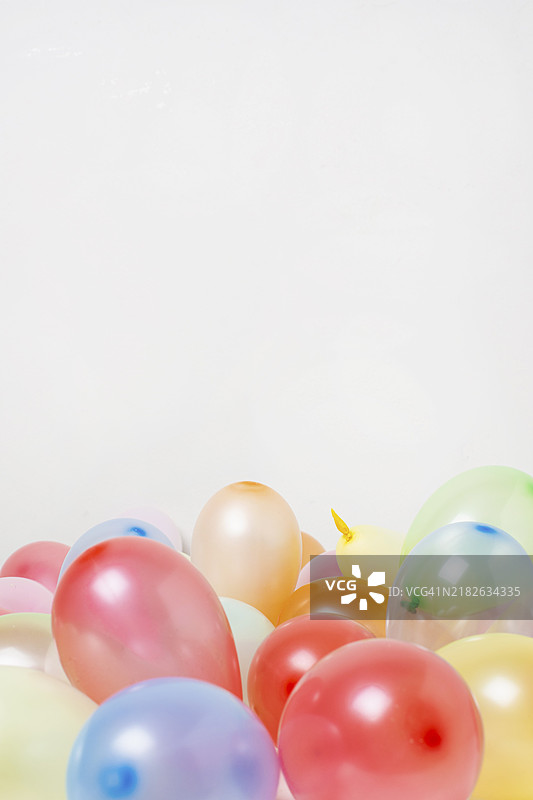 正面视角的彩色气球，留有空白空间图片素材