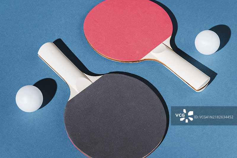 乒乓球拍和球的组合图片素材