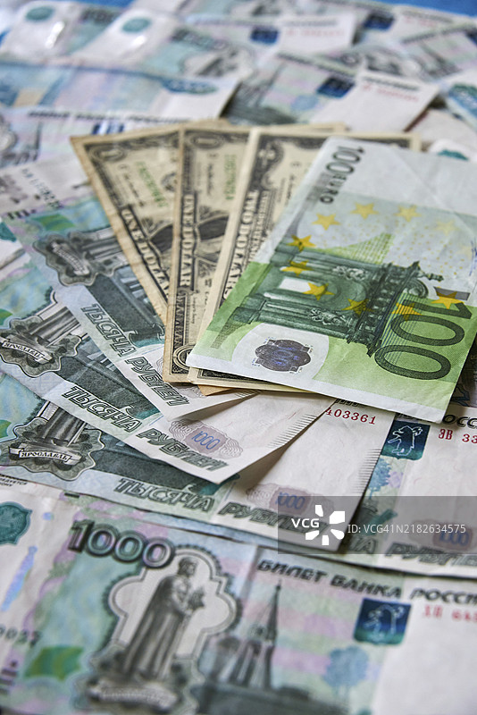 纸币的背景，包括美元、欧元和卢布图片素材