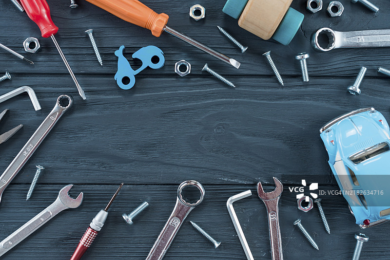 框架不同工具玩具车桌子图片素材