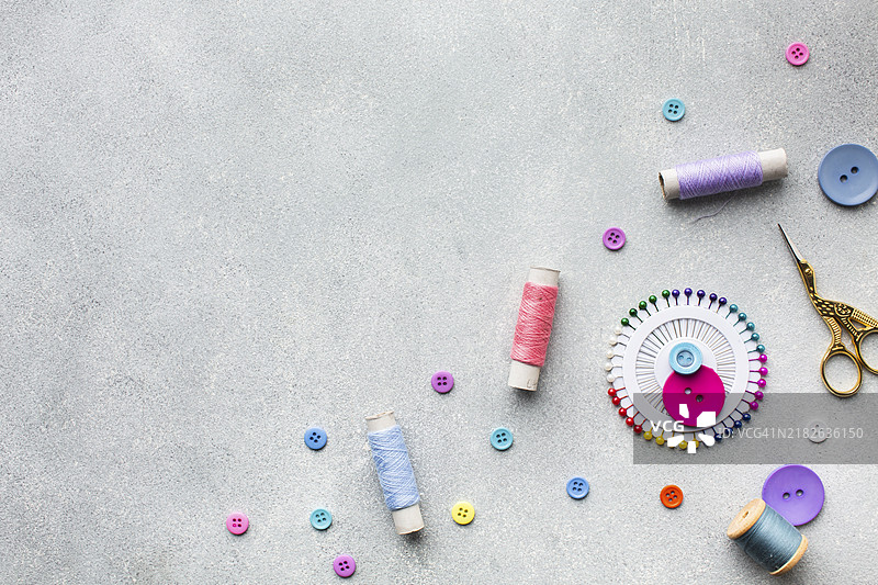 五彩缤纷的缝纫线和纽扣排列图片素材