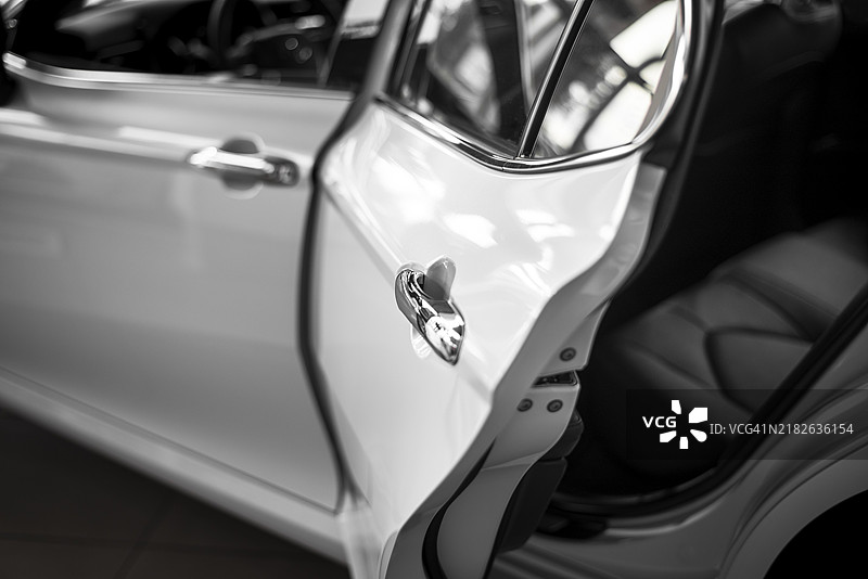 高角度拍摄的新车，后门打开图片素材