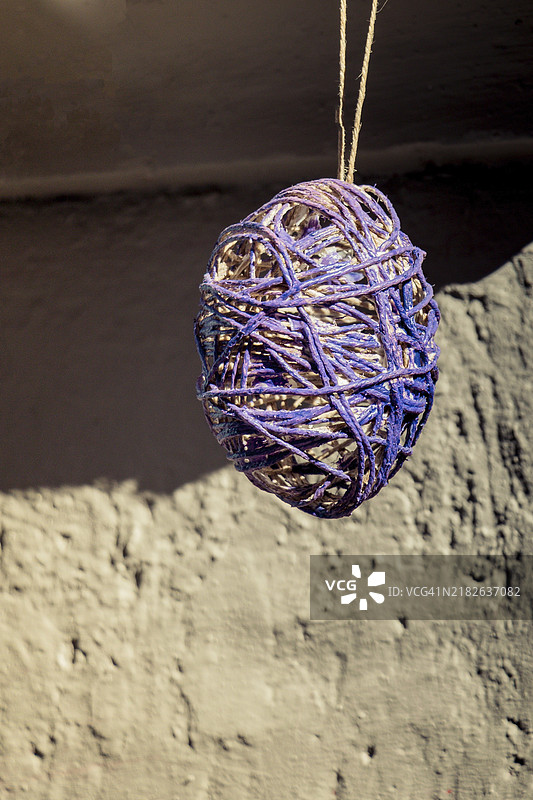 一卷色彩缤纷的线在视野中图片素材