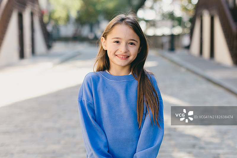 在纽约市街头微笑的小女孩肖像图片素材