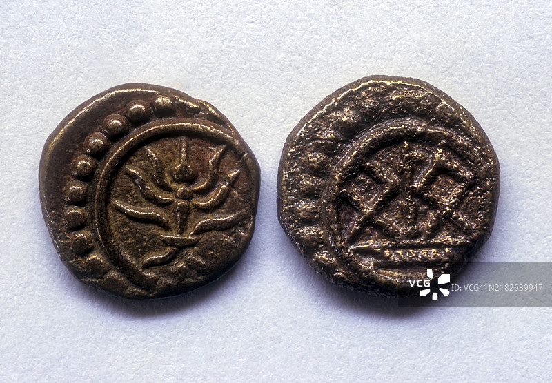 17世纪铜币，Venadu Chera，特拉万科尔Thira Kasu，背面，时尚的莲花，重量2.310克（左侧）背面，Chiravay徽章，重量0.820克（右侧）图片素材