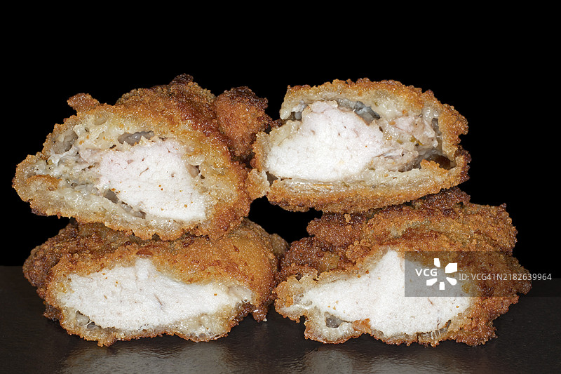 维也纳风格烤羊，黑色背景的摄影作品图片素材