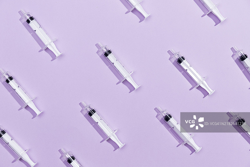 桌面上的注射器俯视图图片素材