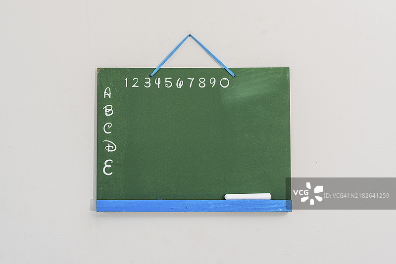 黑板上的字母和数字图片素材