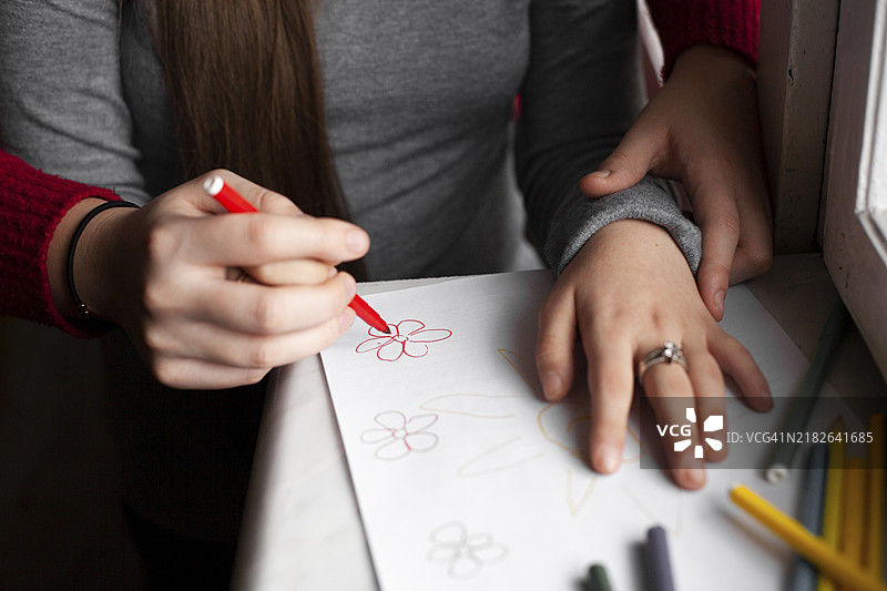 高角度拍摄的女孩，唐氏综合症患者，正在画画图片素材