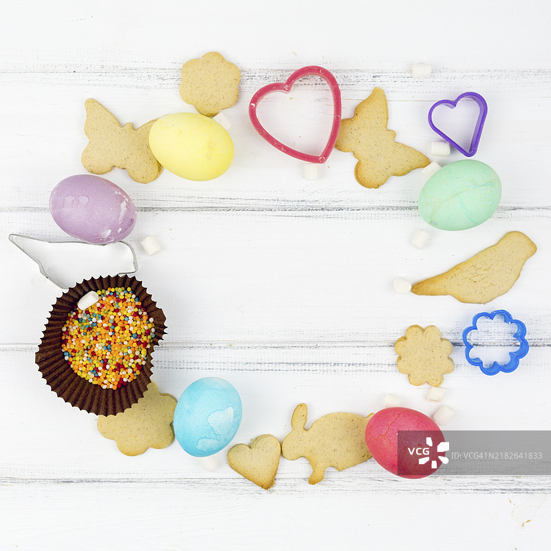 复活节彩蛋框架与动物形状的饼干图片素材