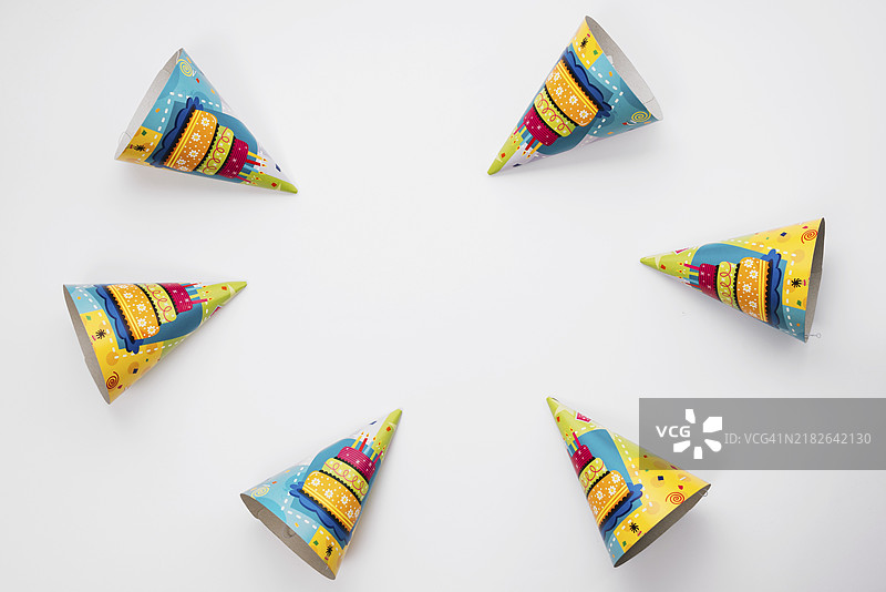 白色背景上排列的派对帽俯视图图片素材