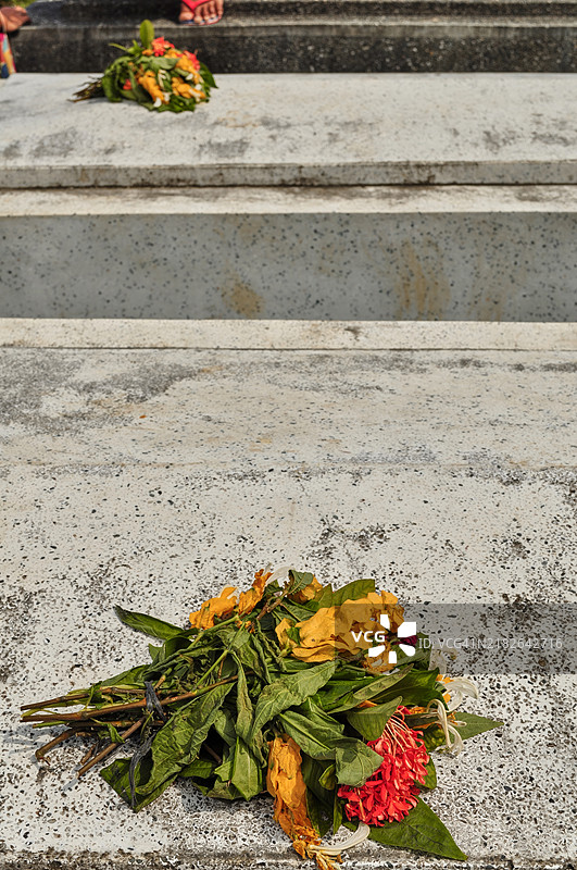 放在墓碑上的葬礼花卉。图片素材