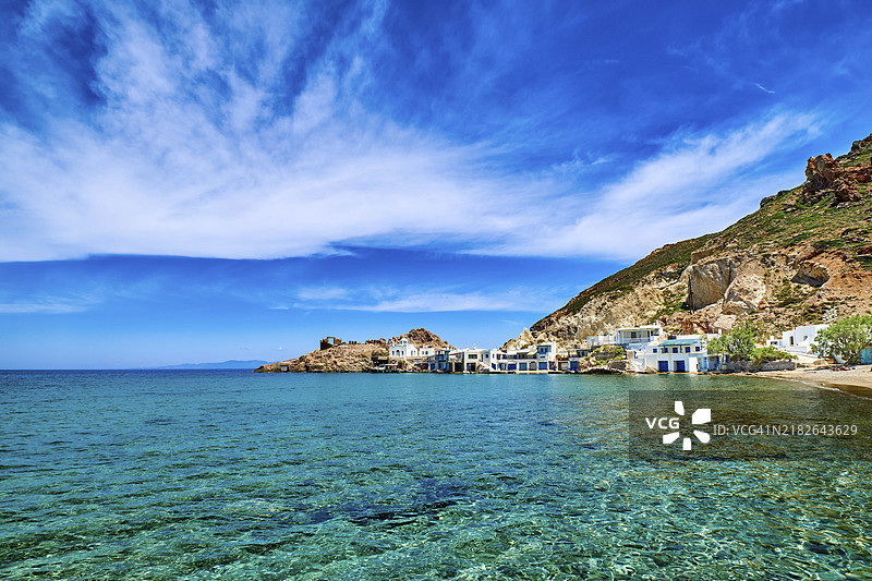 美丽的小渔村，传统的白色渔民房屋和船库，碧蓝清澈的海水和蓝天。菲罗波拉莫斯或菲罗波塔莫斯，米洛斯岛，基克拉泽斯，希腊。完美的夏季度假胜地。图片素材