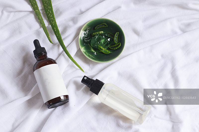 平铺的芦荟喷雾和精华产品模型图片素材