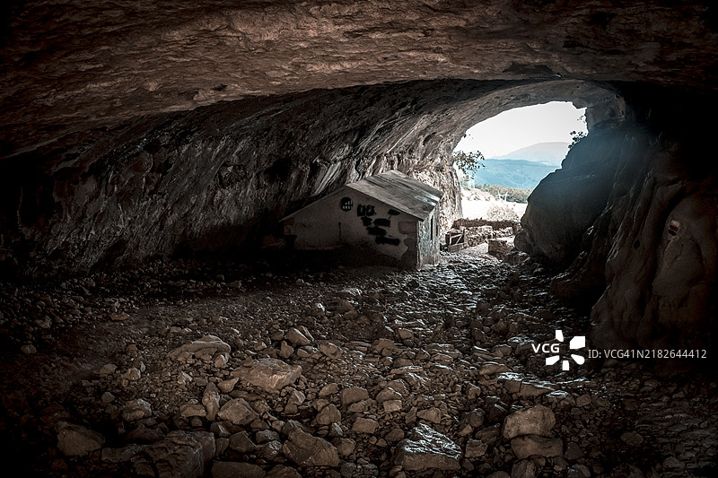 艾兹科里山，海拔1523米，是吉普斯夸省最高峰。巴斯克地区。通过圣阿德里安登顶，返回时经过奥尔察田野。圣阿德里安洞穴内部。图片素材