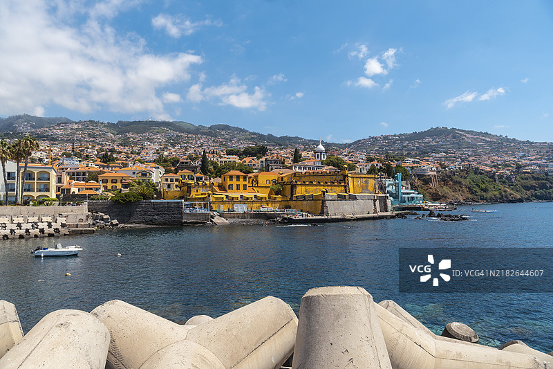 夏季在丰沙尔海滩上观看圣地亚哥堡的景色。马德拉。图片素材