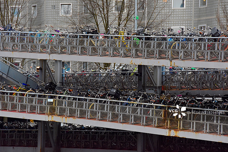 阿姆斯特丹荷兰的两层桥与停放自行车的尺寸图片素材