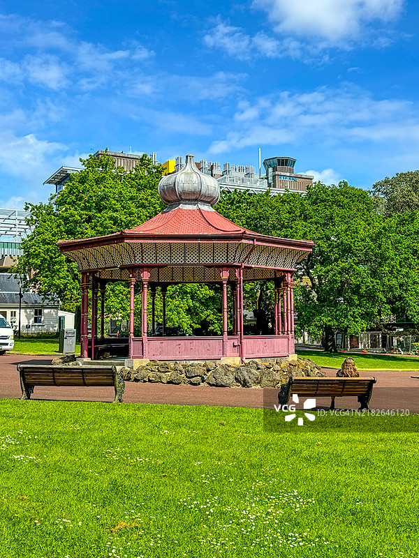 奥克兰阿尔伯特公园的凉亭外，一位孤独的女性图片素材